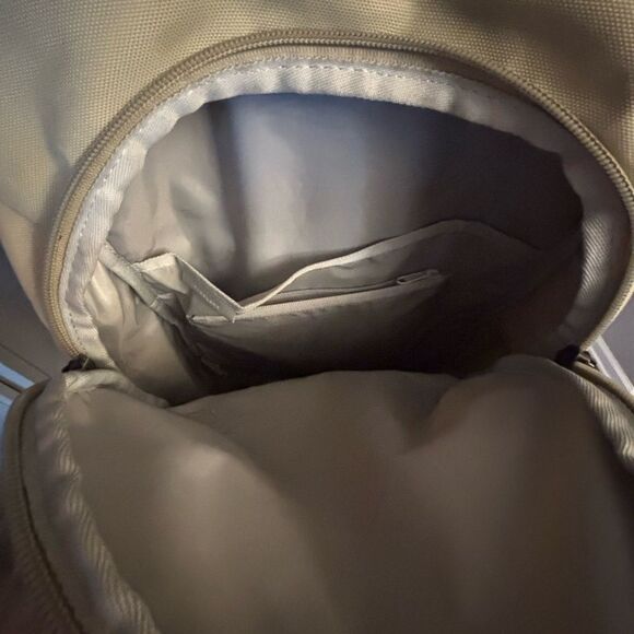 Stylish Sage Green Everlane Transit Backpack 🎒 - Picture 5 of 12